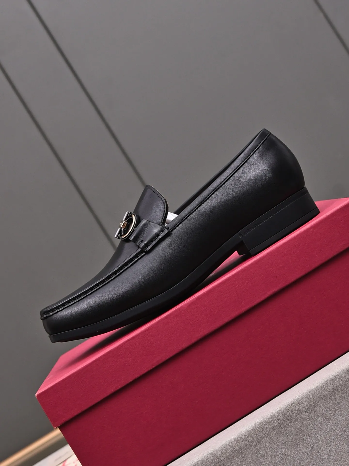 Factory: 250 [Original running volume quality] Brand: Ferragamo (Ferragamo) Size: Men's size 38/44 (45 can be customized) Grade: Same style as the official website High-end quality men's shoes Material: Original first-layer calfskin Water-dyed cowhide lining Original outsole Style category: Men's fashion formal business casual leather shoes Slip-on men's shoes high-top series Young fashion European and American trends British style Casual matching Comfortable feet